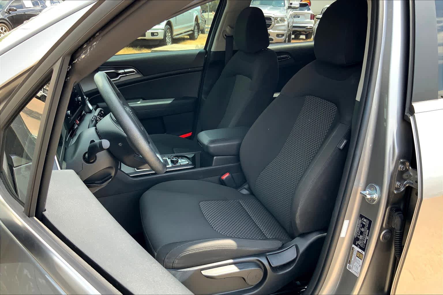 Used 2023 Kia Sportage LX image 8