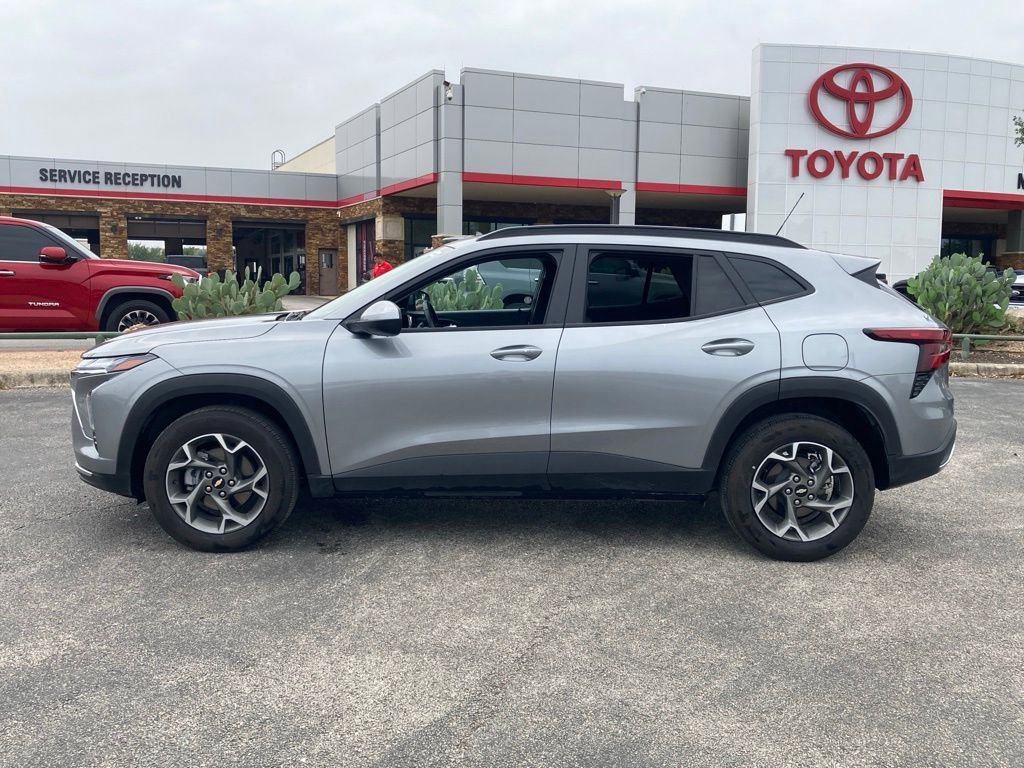 Used 2025 Chevrolet Trax LT w/ LT Convenience Package FWD image 6