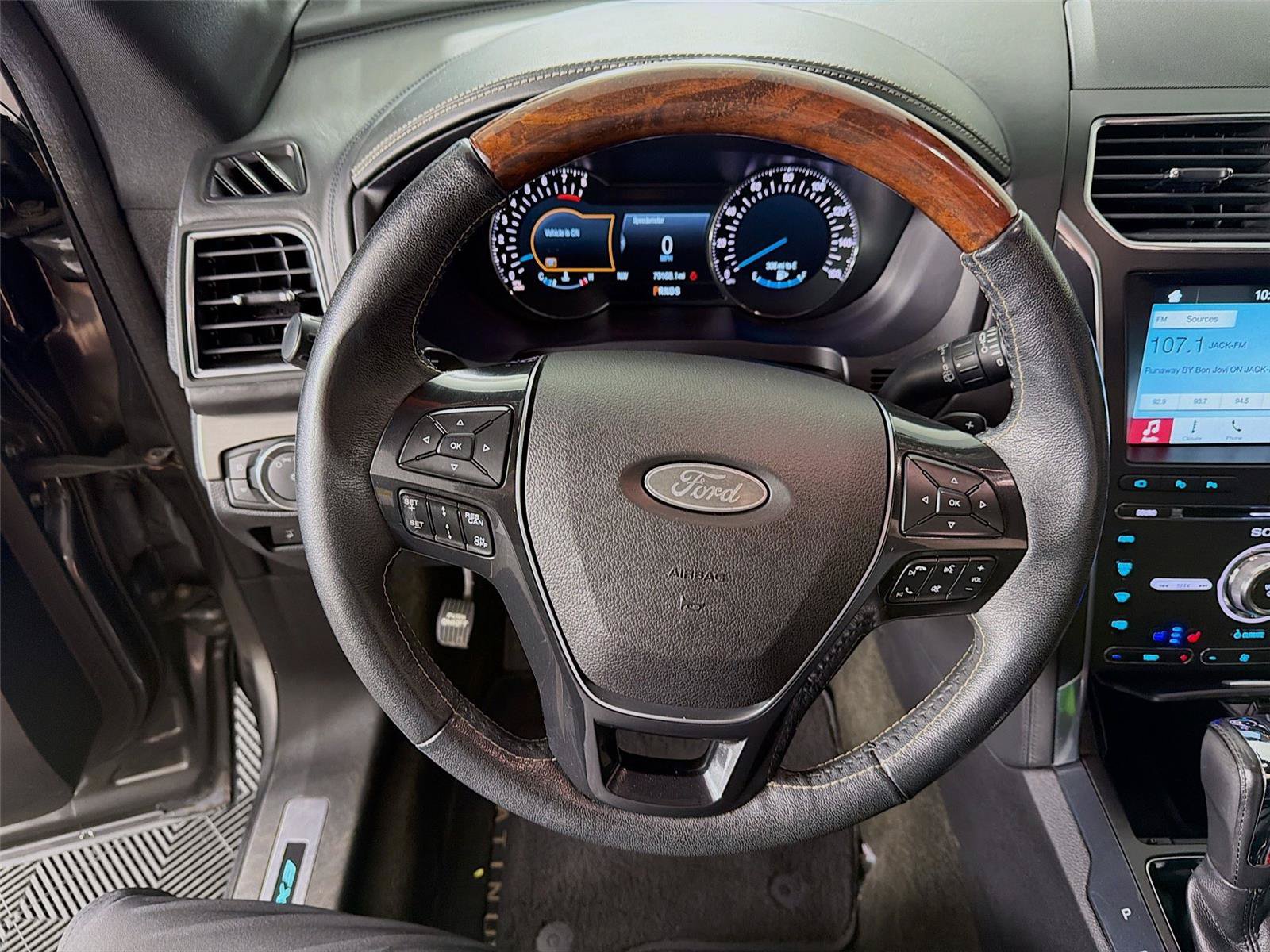 Used 2018 Ford Explorer Platinum AWD/4WD image 3