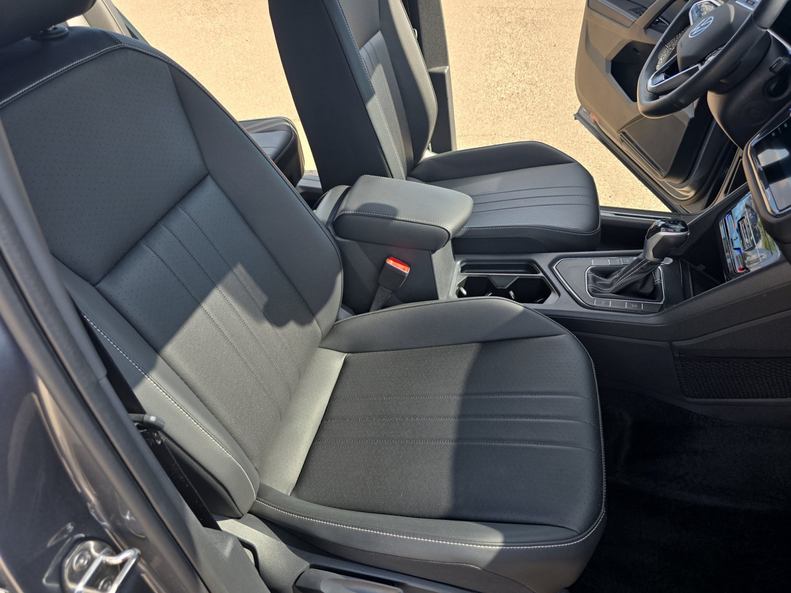 Used 2024 Volkswagen Tiguan SE R-Line FWD image 19