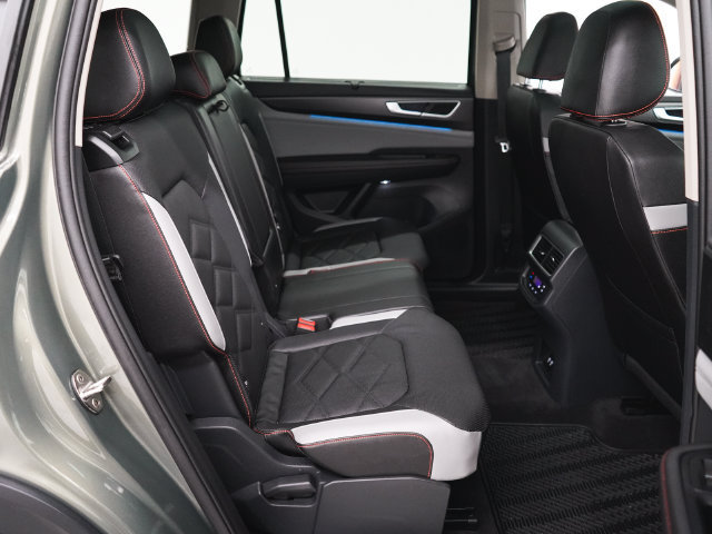 Used 2025 Volkswagen Atlas Peak Edition SE AWD/4WD image 45