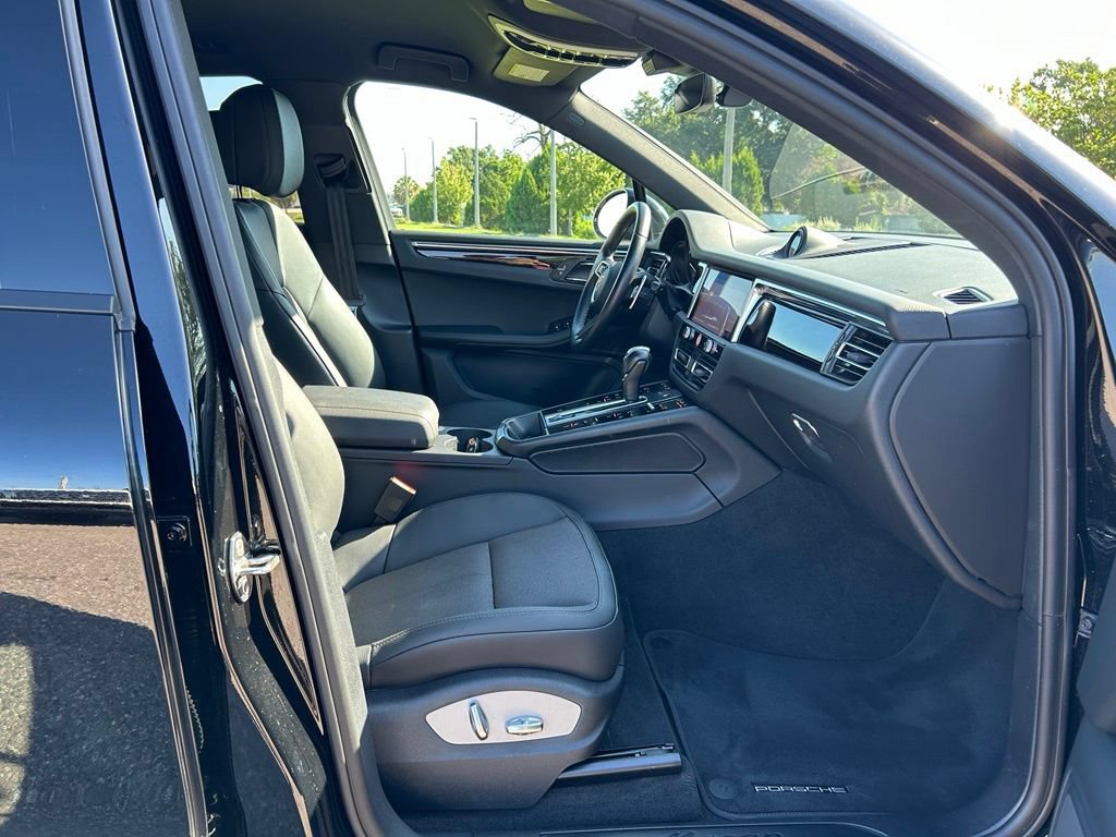 Used 2023 Porsche Macan Turbo AWD/4WD image 39