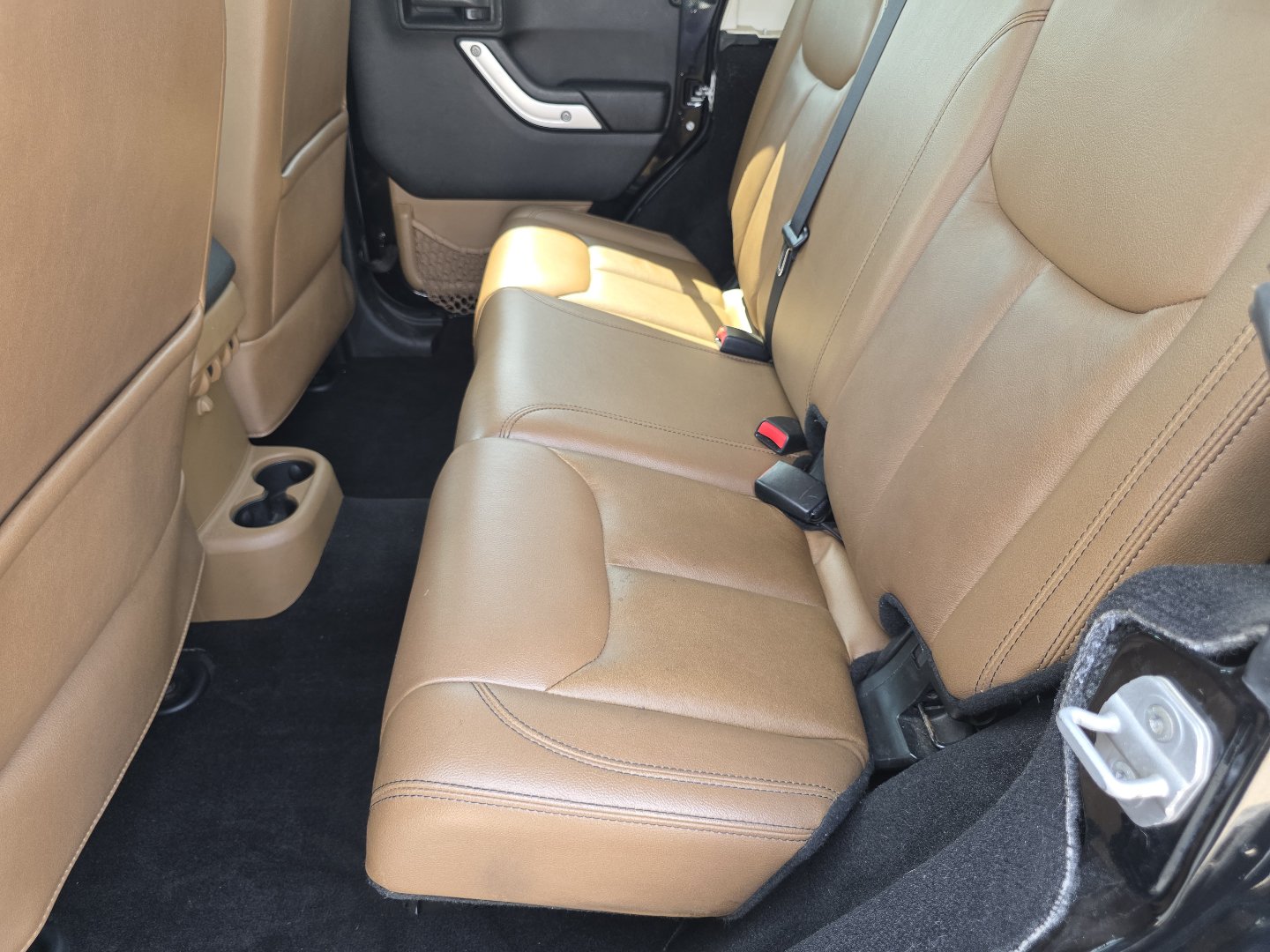 Used 2014 Jeep Wrangler Unlimited Sahara w/ Connectivity Group AWD/4WD image 18