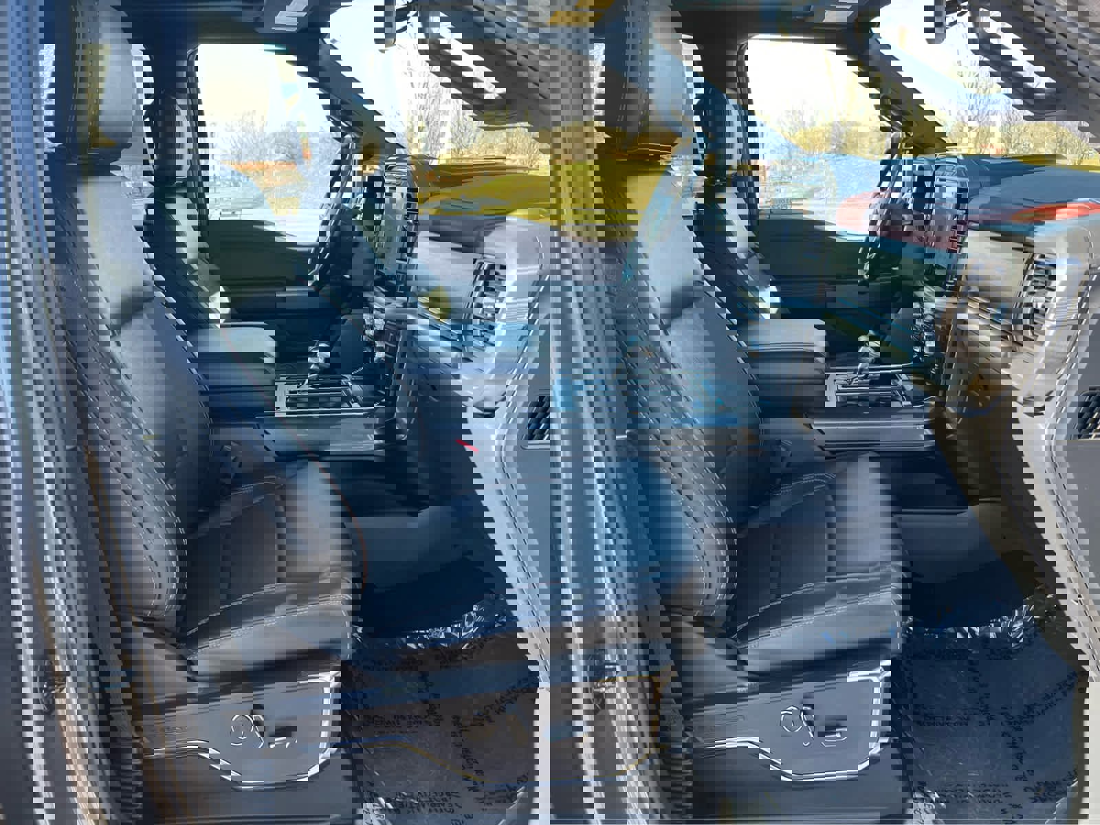 Used 2022 Ford F150 Lariat w/ Equipment Group 502A High image 17