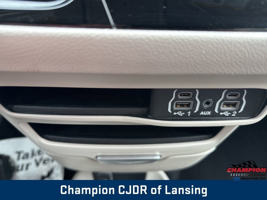 Used 2024 Chrysler Pacifica Touring-L image 29