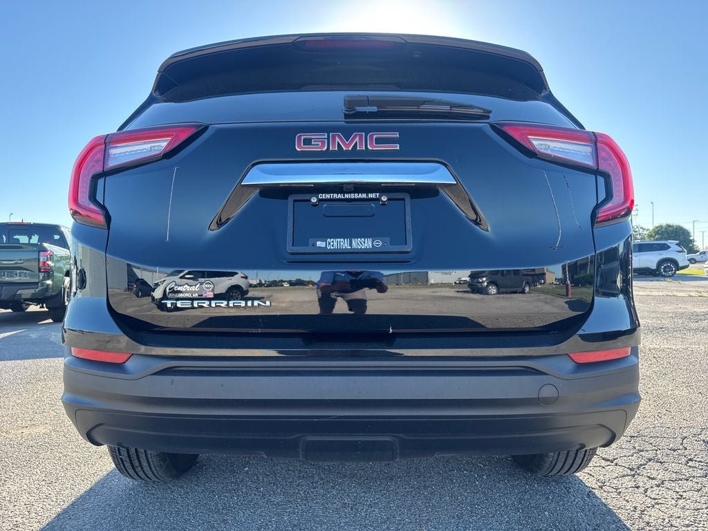Used 2023 GMC Terrain SLE w/ Driver Convenience Package FWD image 5