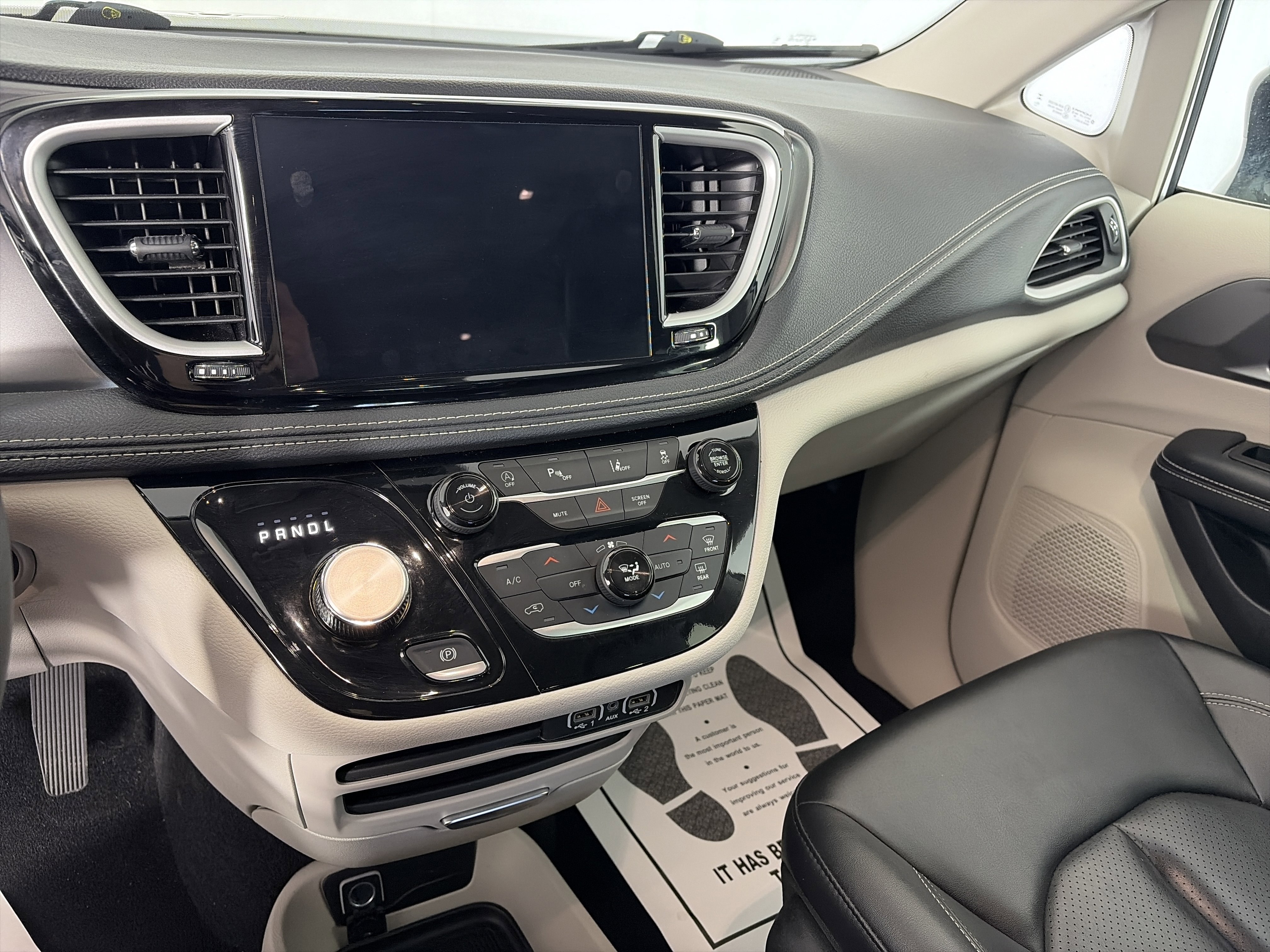 Used 2024 Chrysler Pacifica Touring-L image 4