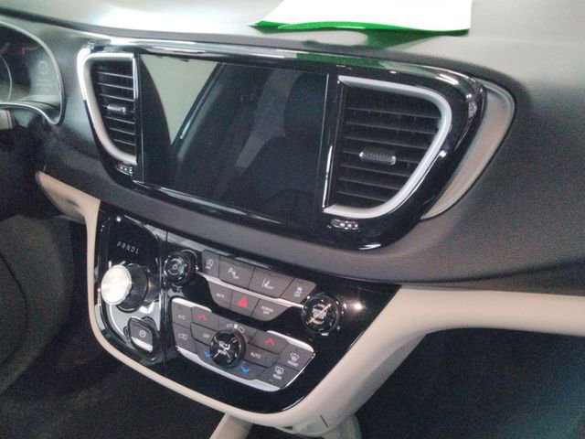 Used 2024 Chrysler Pacifica Touring-L image 21