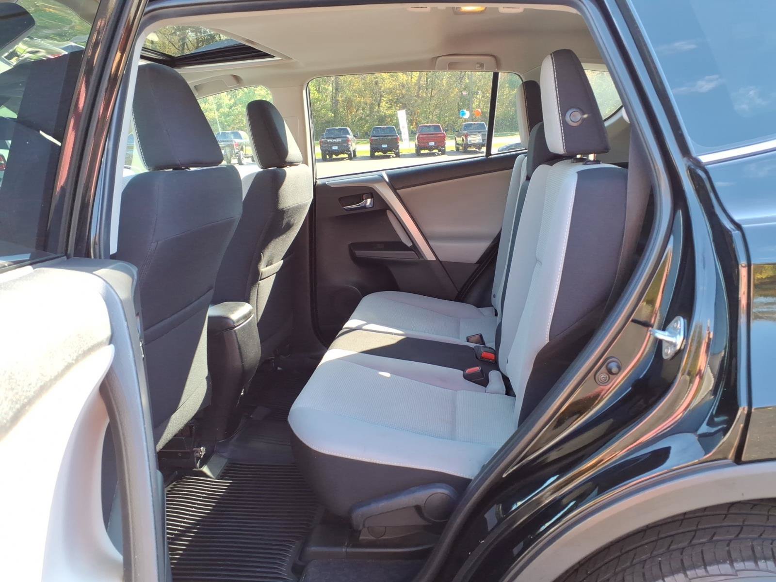 Used 2018 Toyota RAV4 XLE AWD/4WD image 31