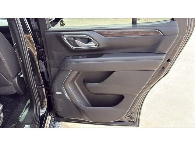 Used 2024 Chevrolet Tahoe Z71 w/ Luxury Package AWD/4WD image 32