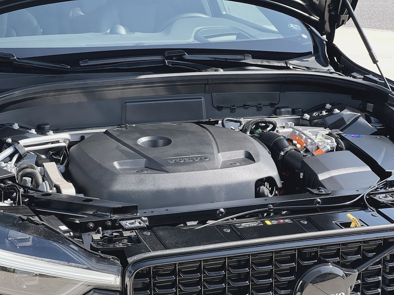 Certified 2024 Volvo XC60 T8 Ultimate w/ Climate Package image 28