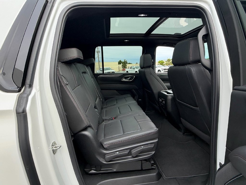 Used 2024 Chevrolet Suburban RST w/ Luxury Package RWD image 18