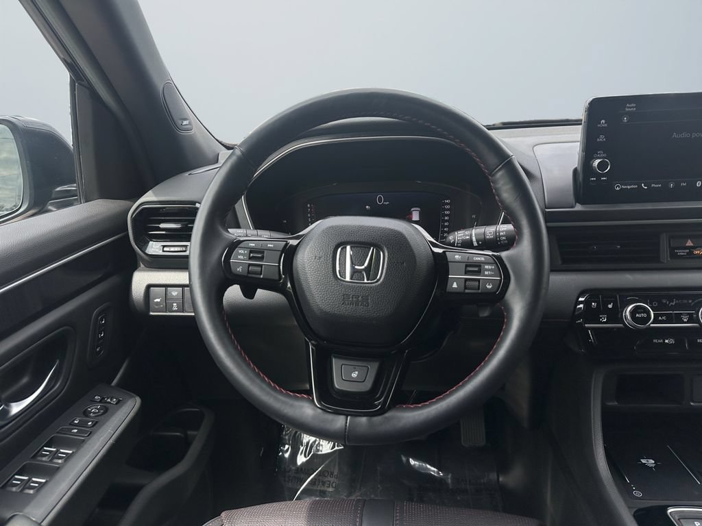 Used 2025 Honda Pilot Black Edition image 12