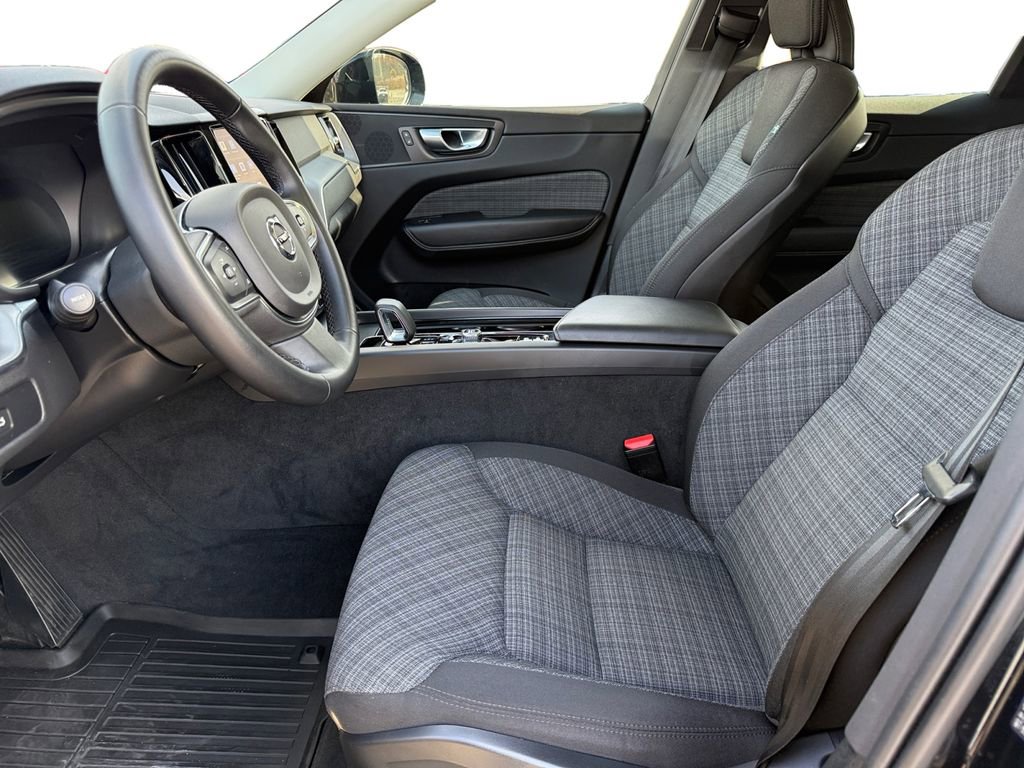 Used 2024 Volvo XC60 B5 Core w/ Protection Package Premier image 9