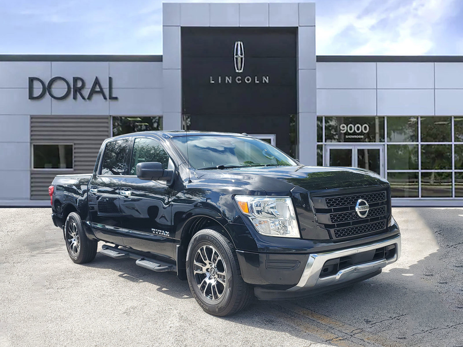 Used 2021 Nissan Titan SV w/ SV Convenience Package RWD image 1