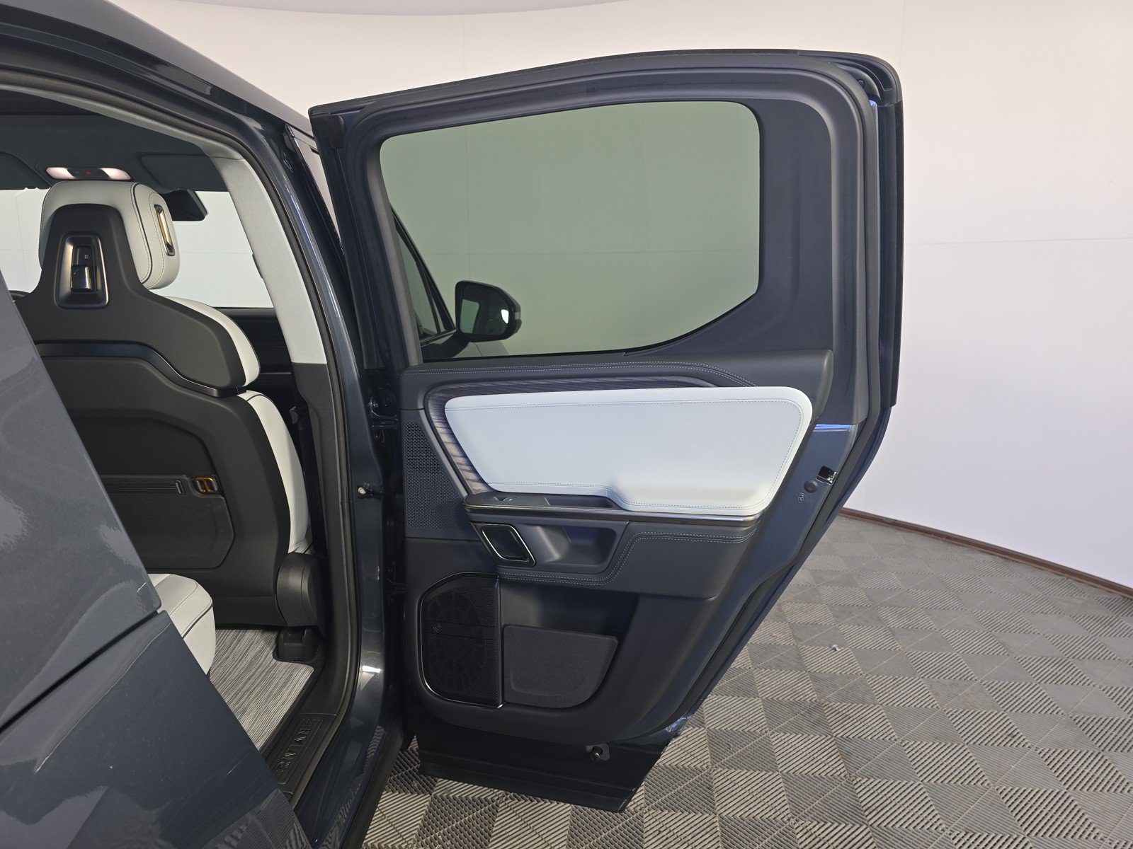 Used 2024 Rivian R1T Adventure AWD/4WD image 19