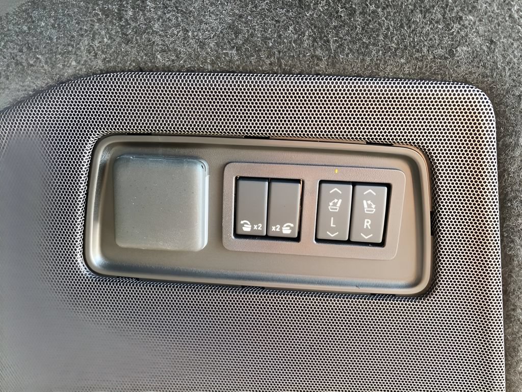 Certified 2026 Cadillac Escalade Platinum Sport w/ LPO, ONYX Package AWD/4WD image 12