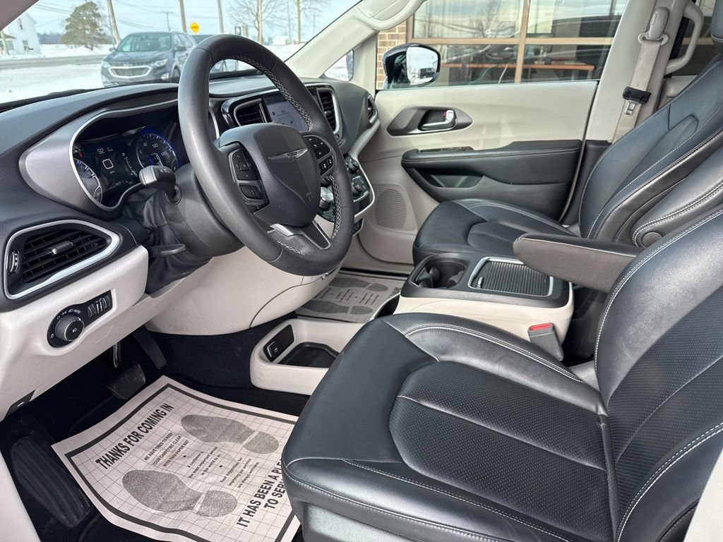 Used 2024 Chrysler Pacifica Touring-L image 34