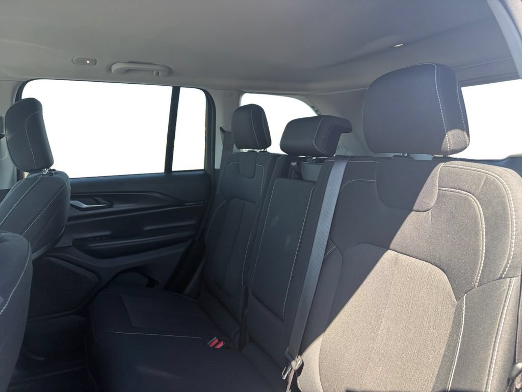 Used 2024 Jeep Grand Cherokee Laredo RWD image 16