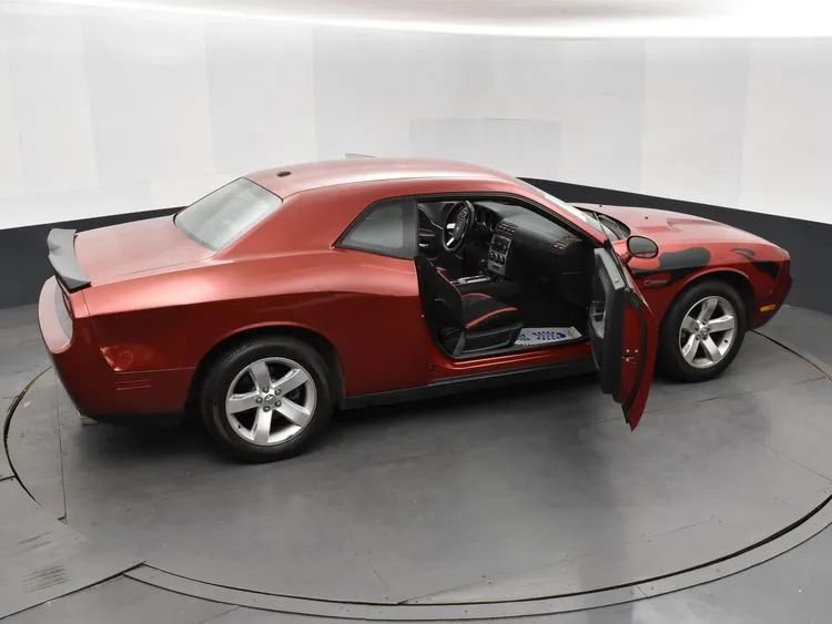 Used 2010 Dodge Challenger SE RWD image 6