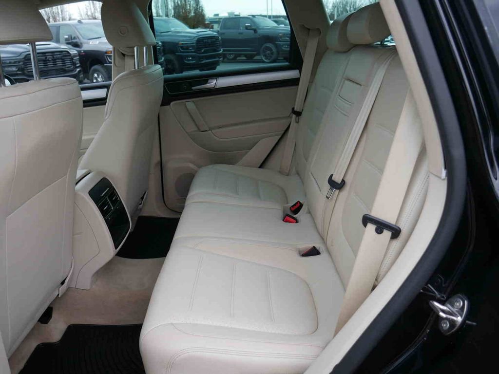 Used 2017 Volkswagen Touareg Sport image 13