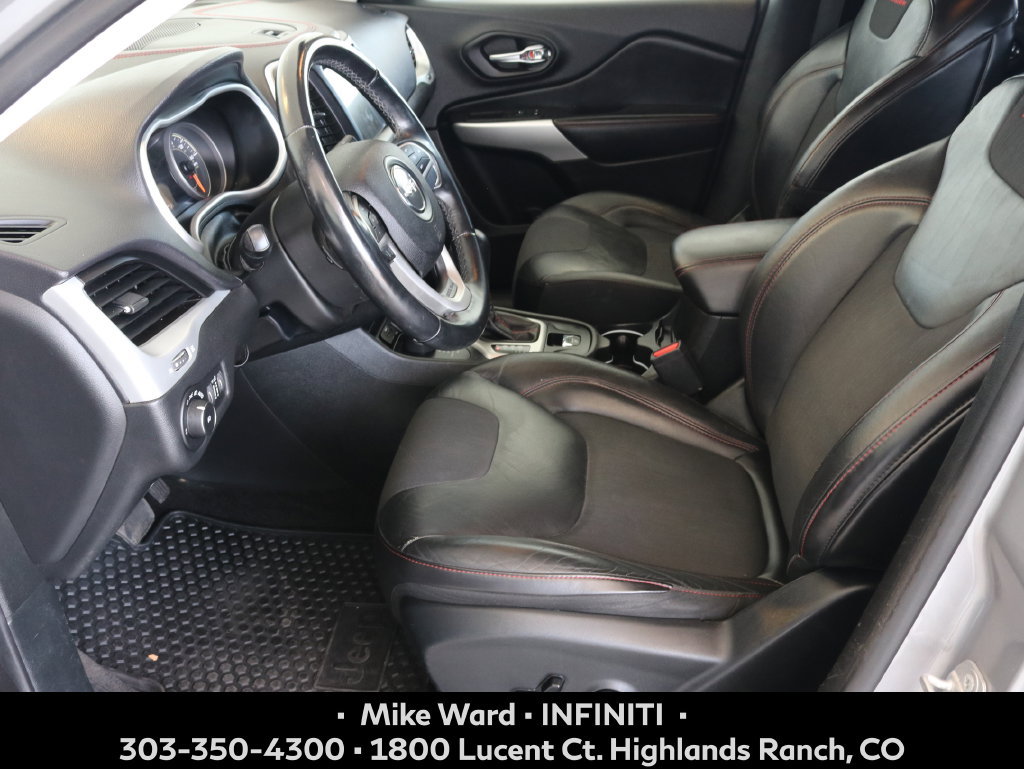 Used 2018 Jeep Cherokee Trailhawk AWD/4WD image 6
