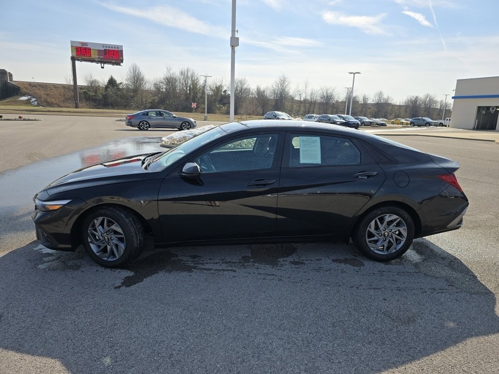 Used 2025 Hyundai Elantra Blue image 20