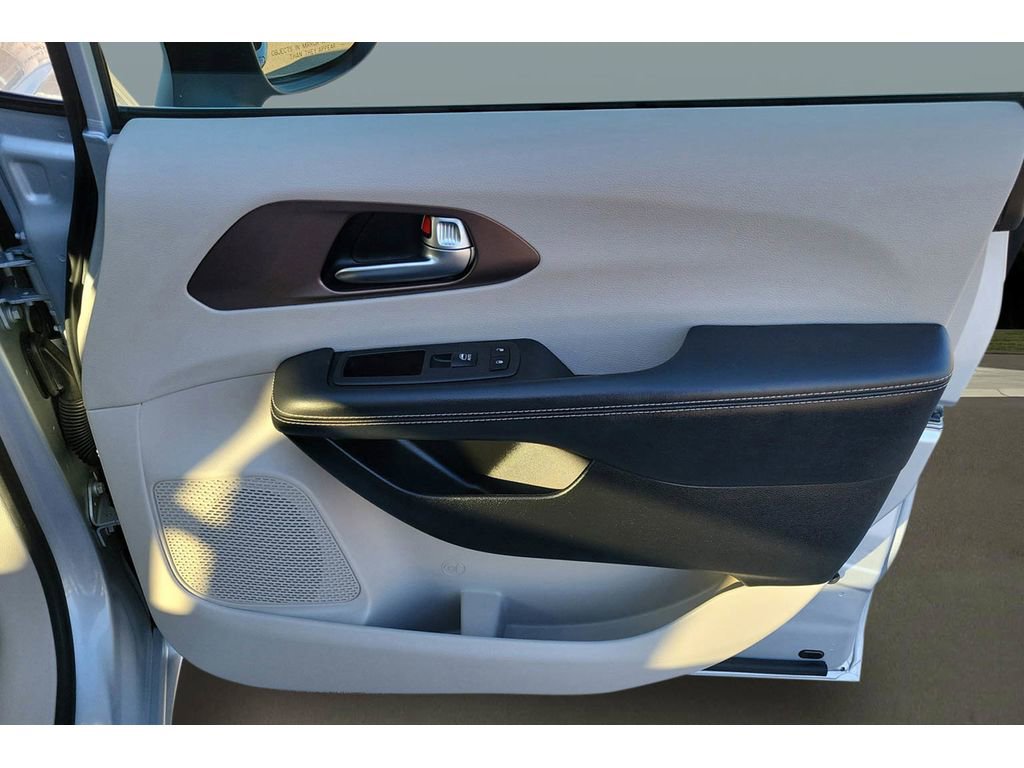 Used 2023 Chrysler Voyager LX image 22