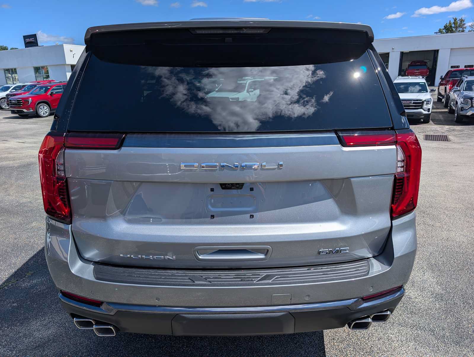 New 2026 GMC Yukon Denali Ultimate w/ LPO, Floor Liner Package AWD/4WD image 8