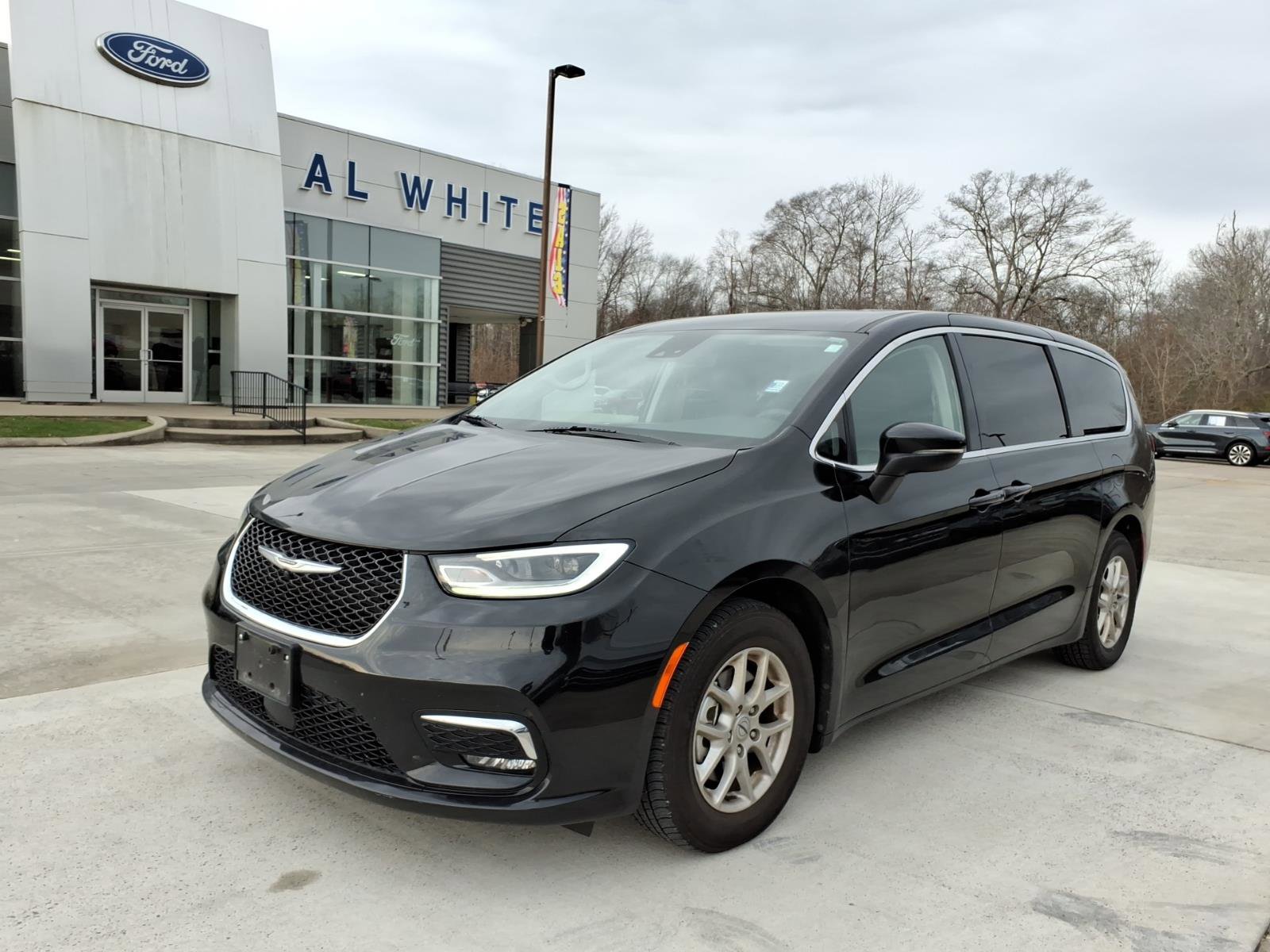 Used 2023 Chrysler Pacifica Touring-L
