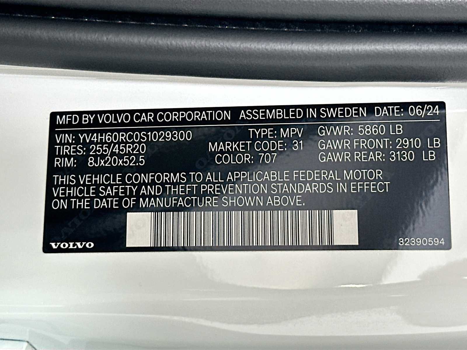 Certified 2025 Volvo XC60 T8 Plus w/ Protection Package Premier image 27