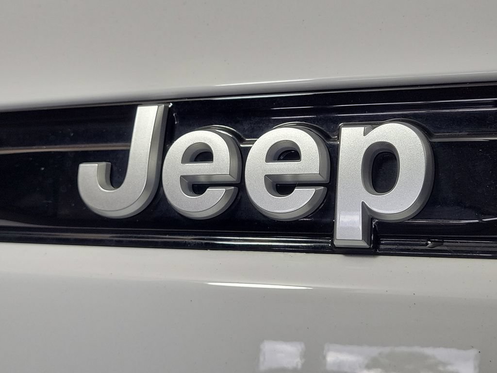 Used 2024 Jeep Grand Cherokee Laredo X w/ Trailer Tow Package RWD image 8
