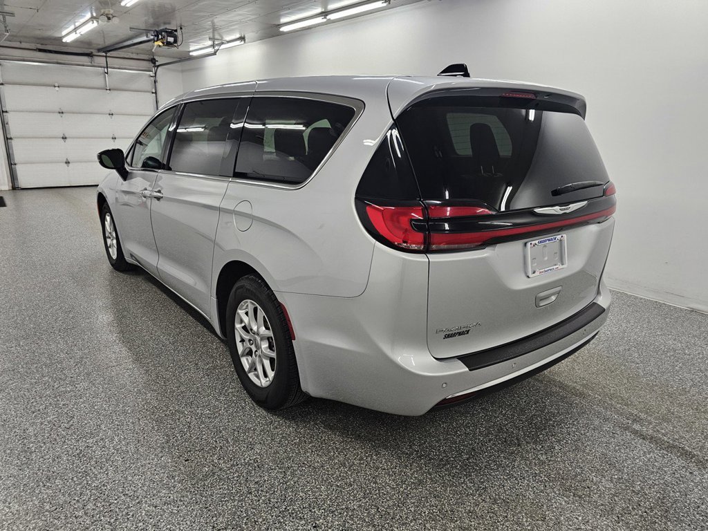Used 2024 Chrysler Pacifica Touring-L FWD image 7