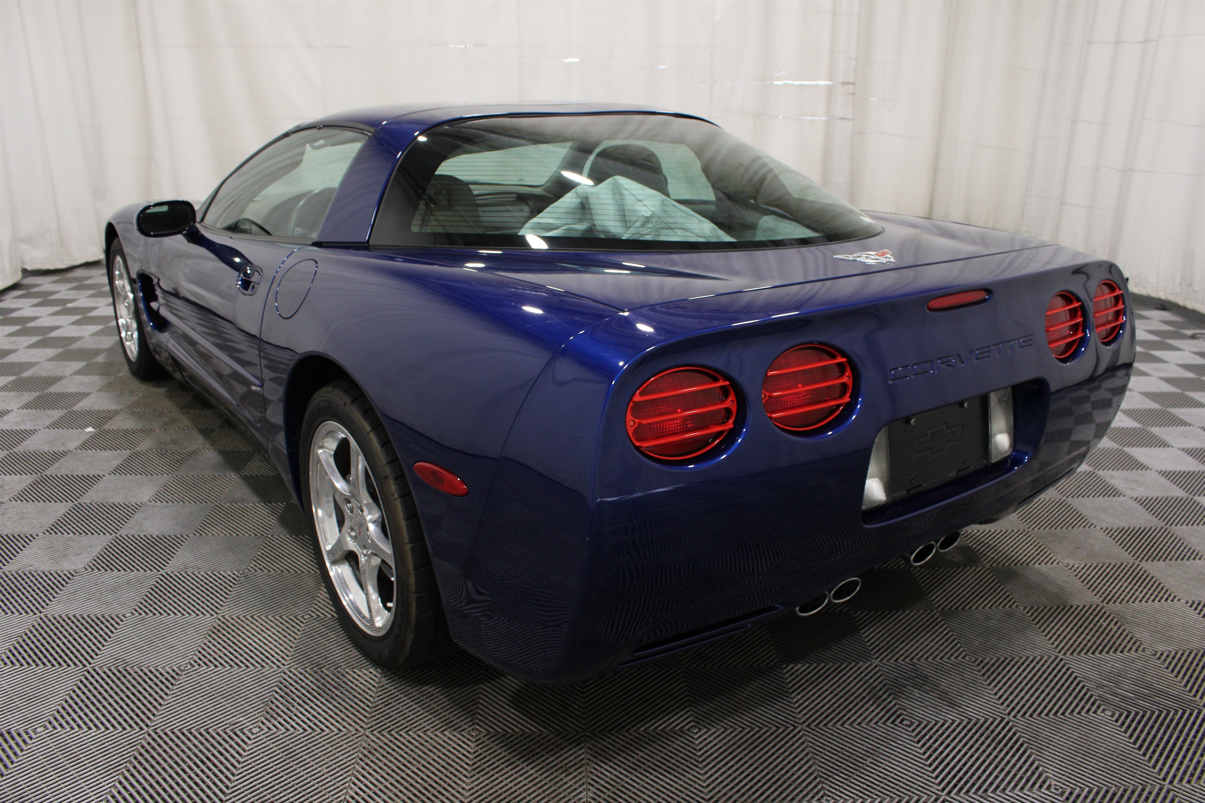 Used 2004 Chevrolet Corvette Coupe w/ Preferred Equipment Group RWD image 21