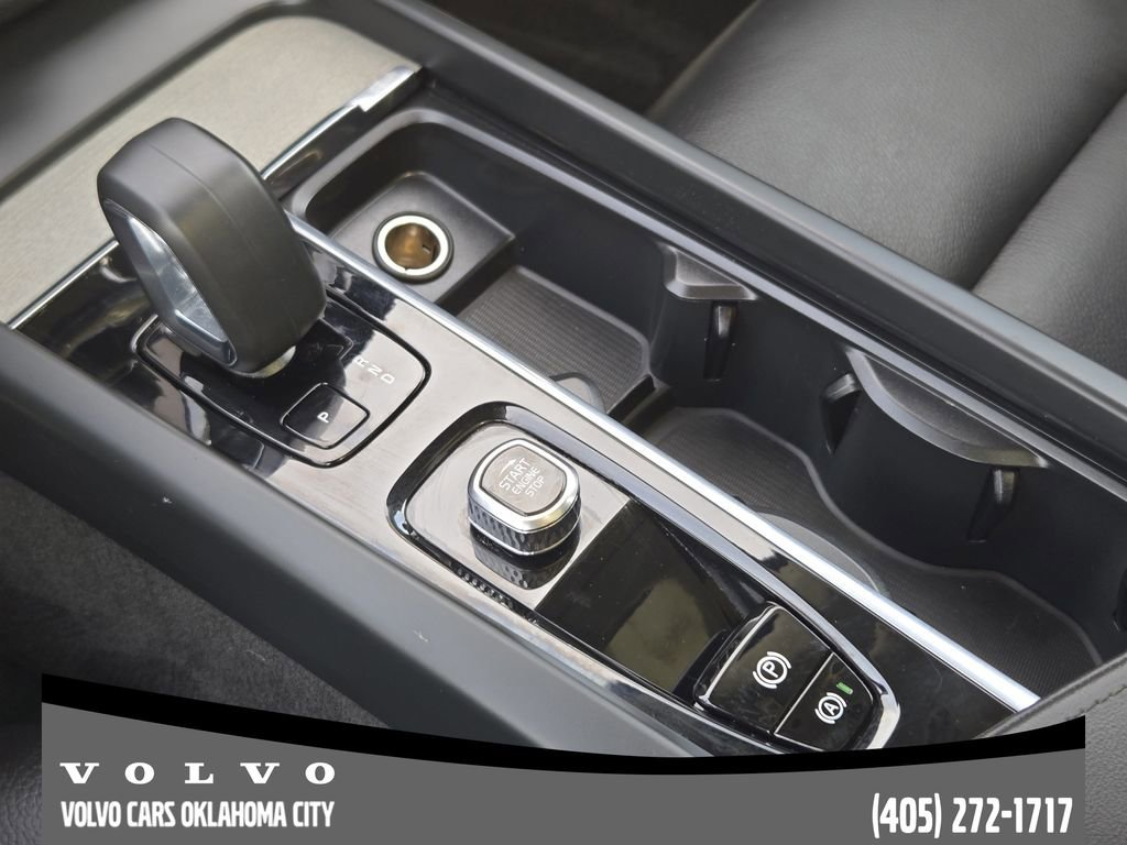 Certified 2025 Volvo XC60 B5 Plus AWD/4WD image 19