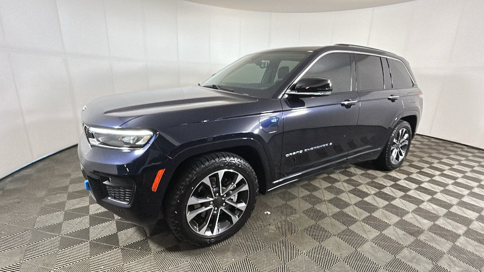 Used 2023 Jeep Grand Cherokee Overland w/ Luxury Tech Group IV AWD/4WD image 8
