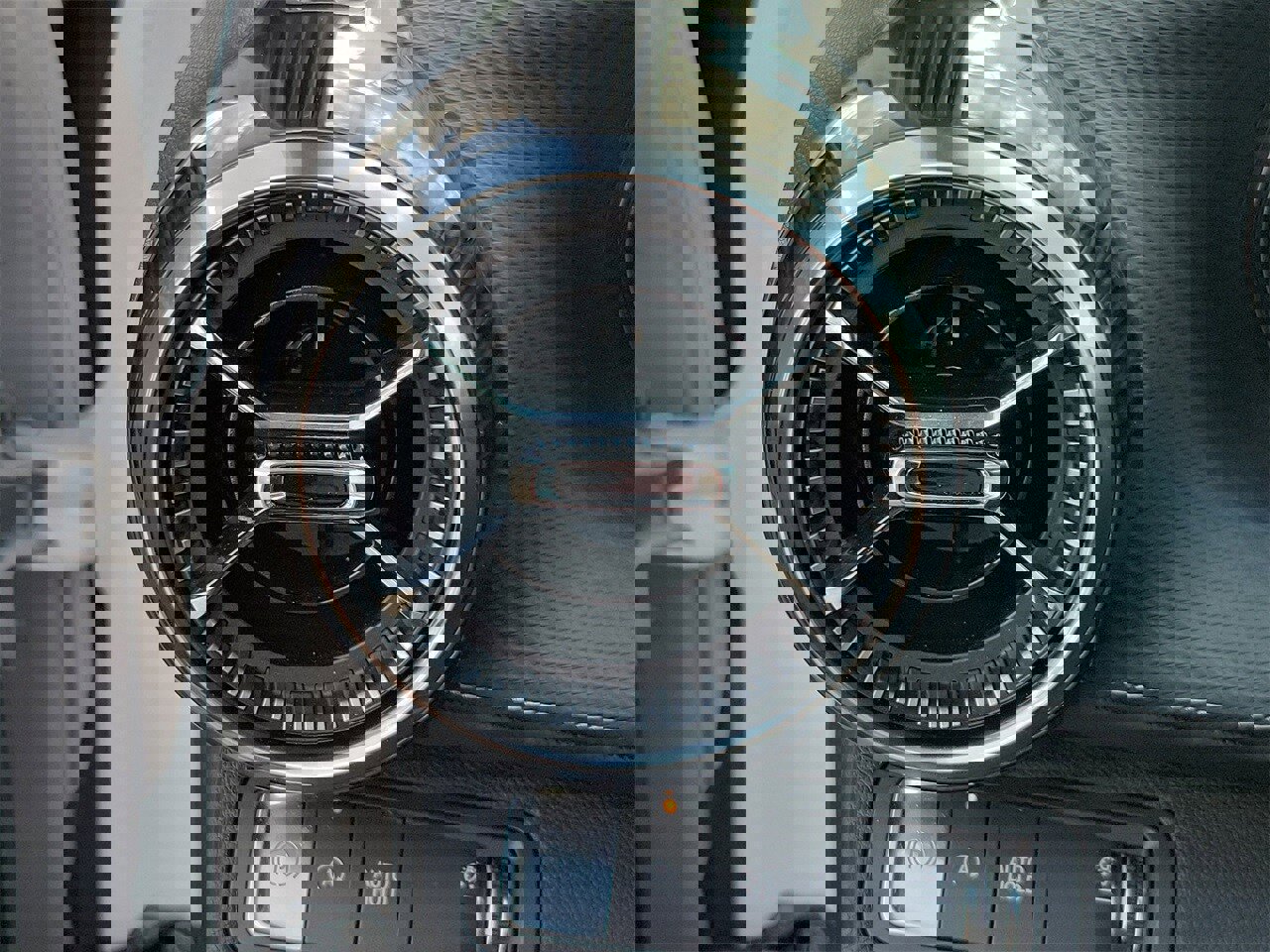 Used 2025 Chevrolet Equinox LT image 29