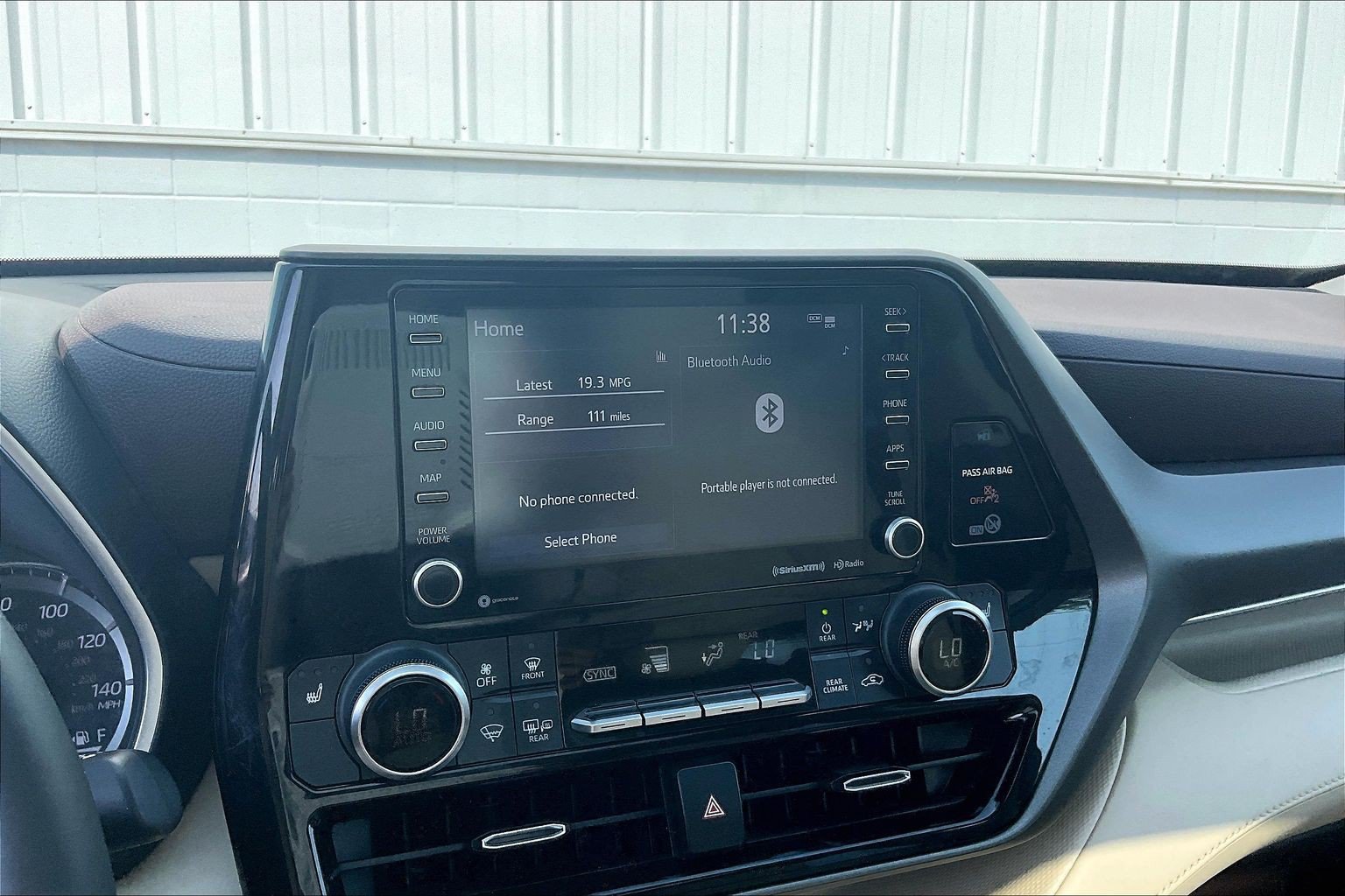 Used 2021 Toyota Highlander XLE AWD/4WD image 39