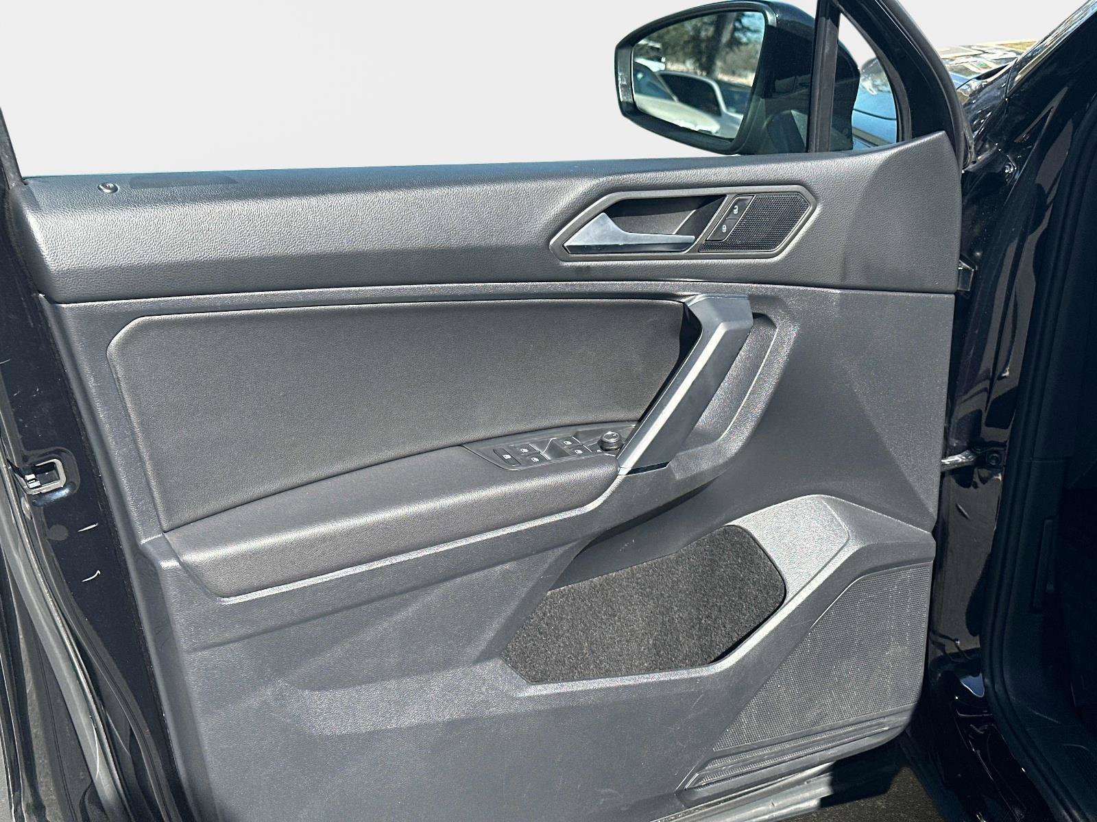 Used 2020 Volkswagen Tiguan SE image 17