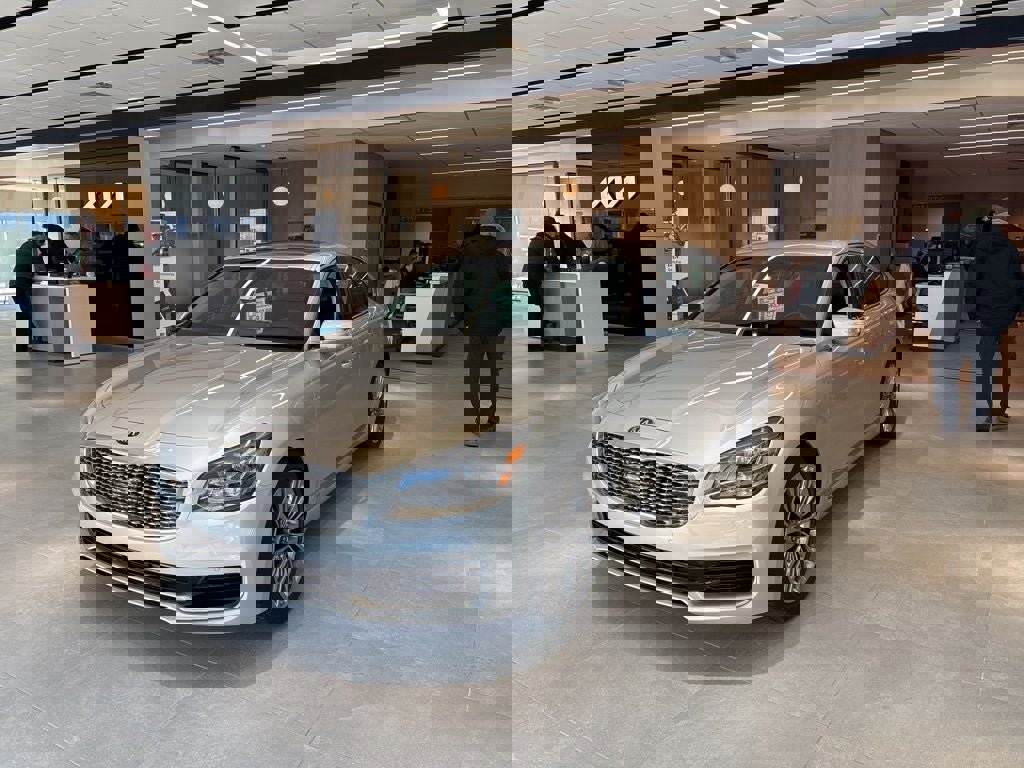 Used 2020 Kia K900 Luxury image 1
