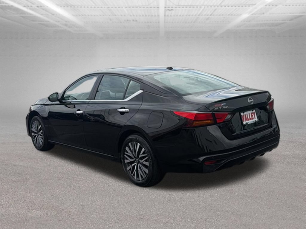 Used 2025 Nissan Altima 2.5 SV FWD image 9