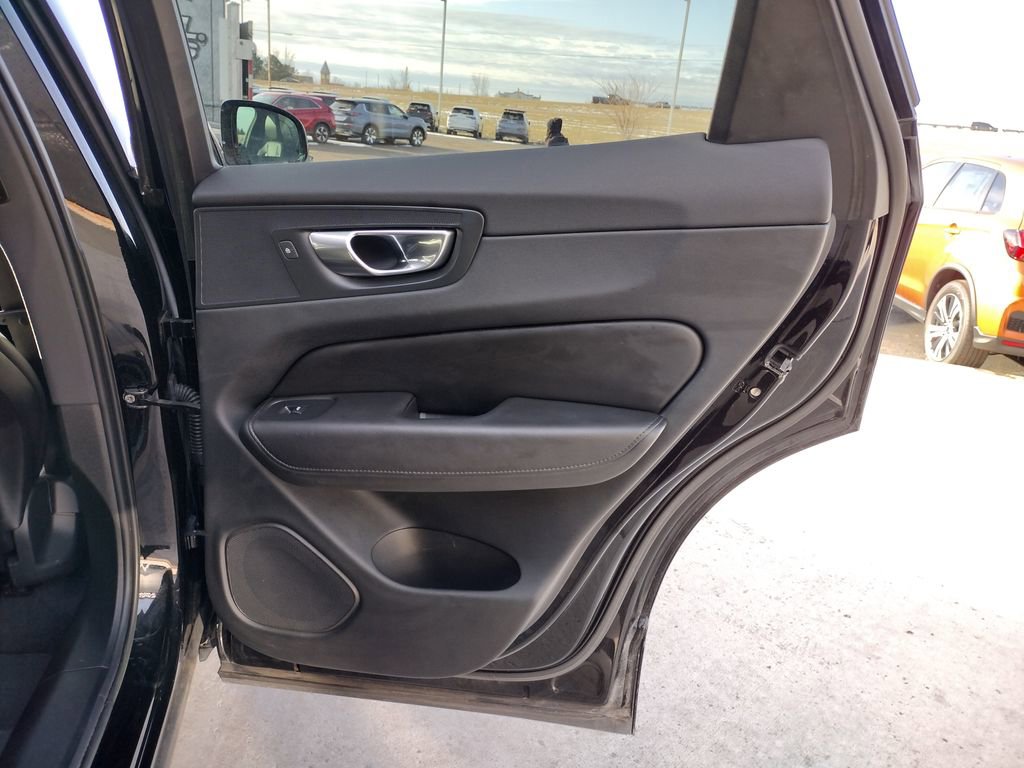Used 2023 Volvo XC60 B5 Core image 30