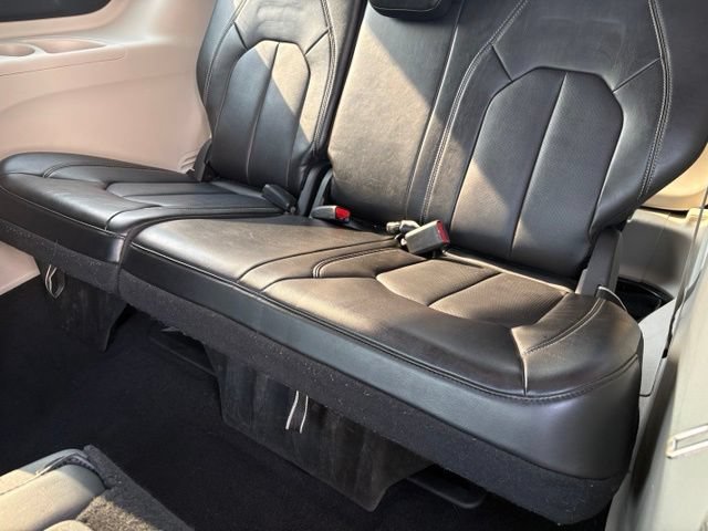 Used 2024 Chrysler Pacifica Touring-L FWD image 12
