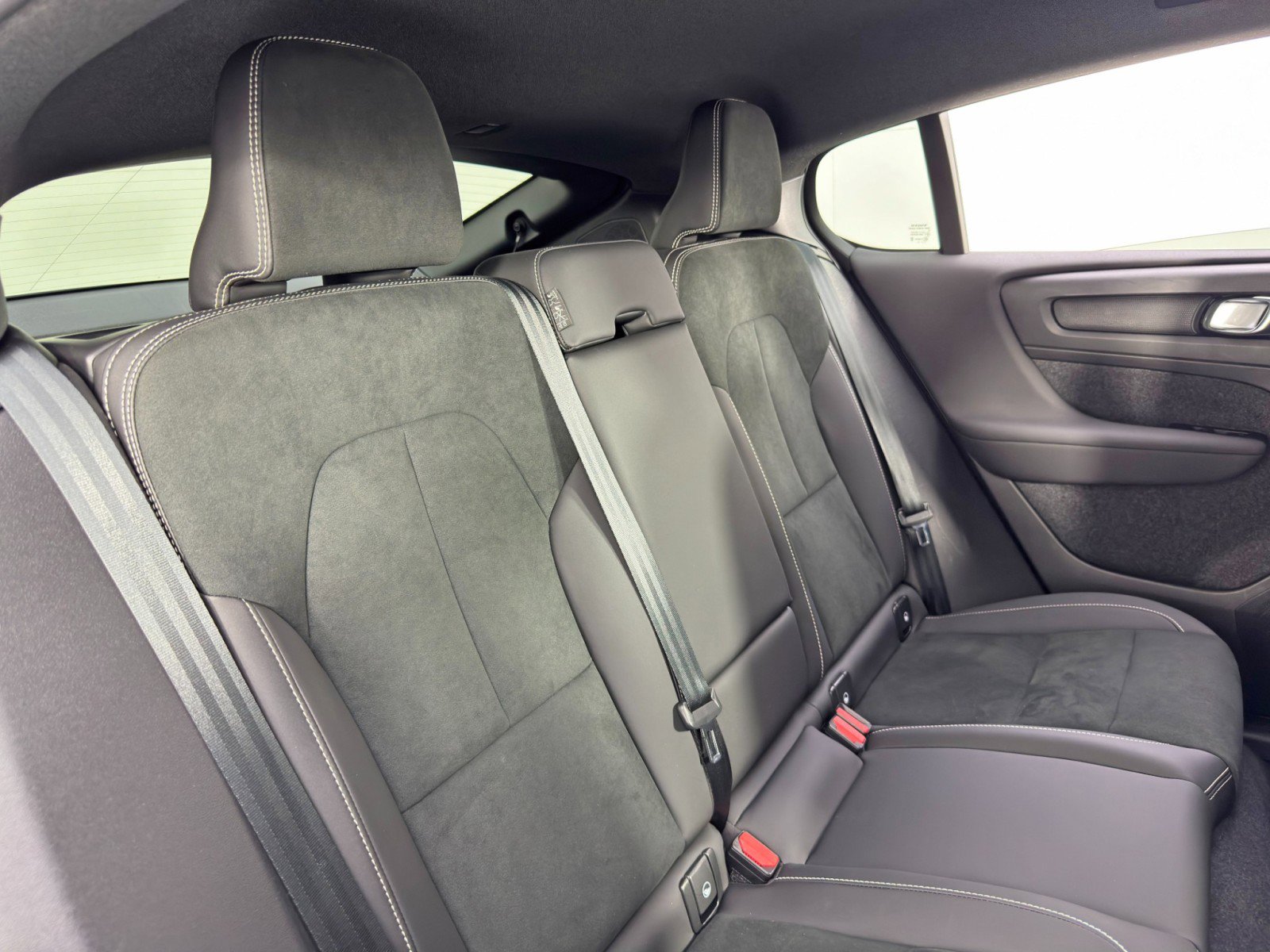 Used 2023 Volvo C40 P8 Recharge Ultimate image 35