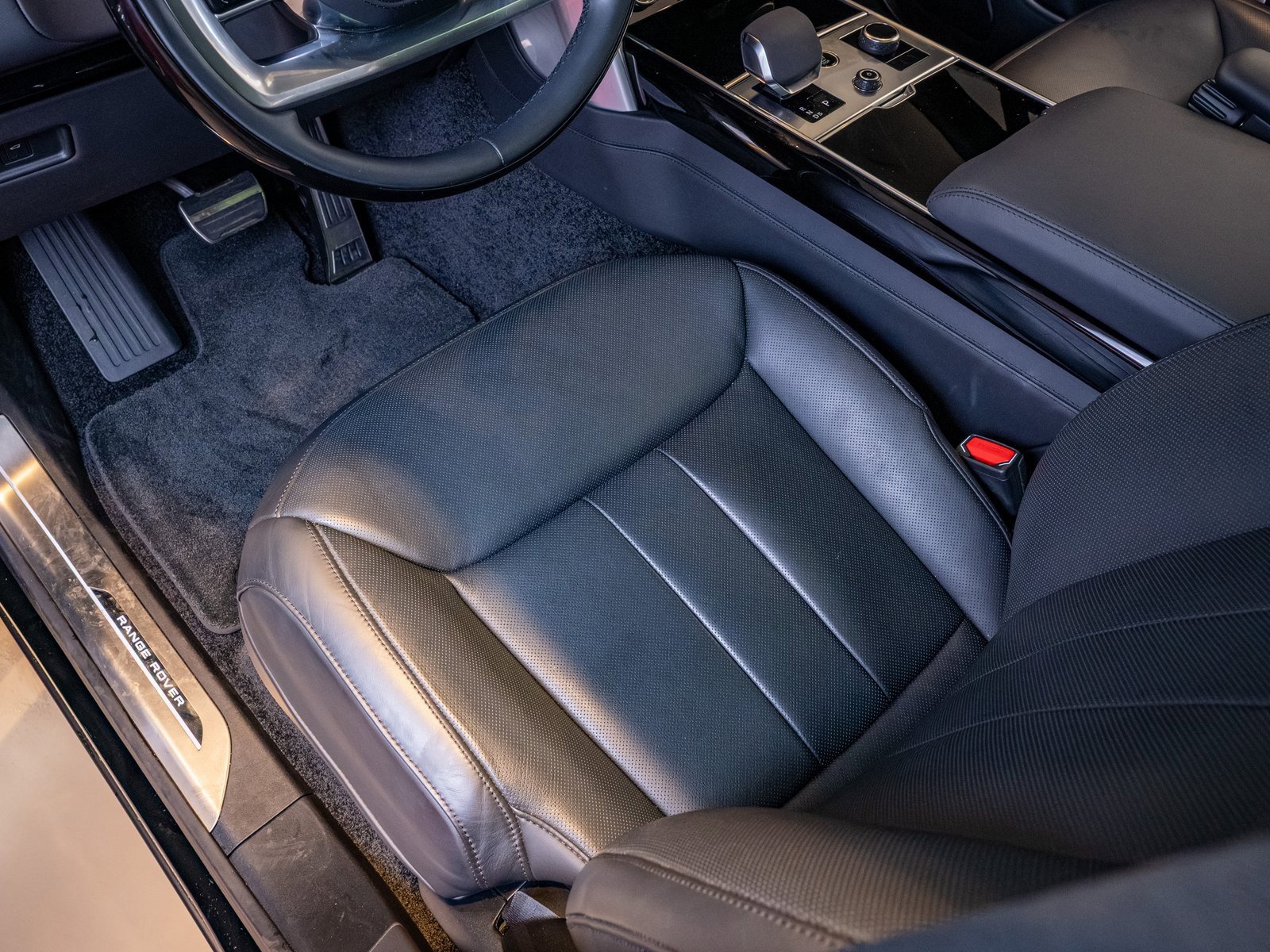 Used 2023 Land Rover Range Rover SE image 12