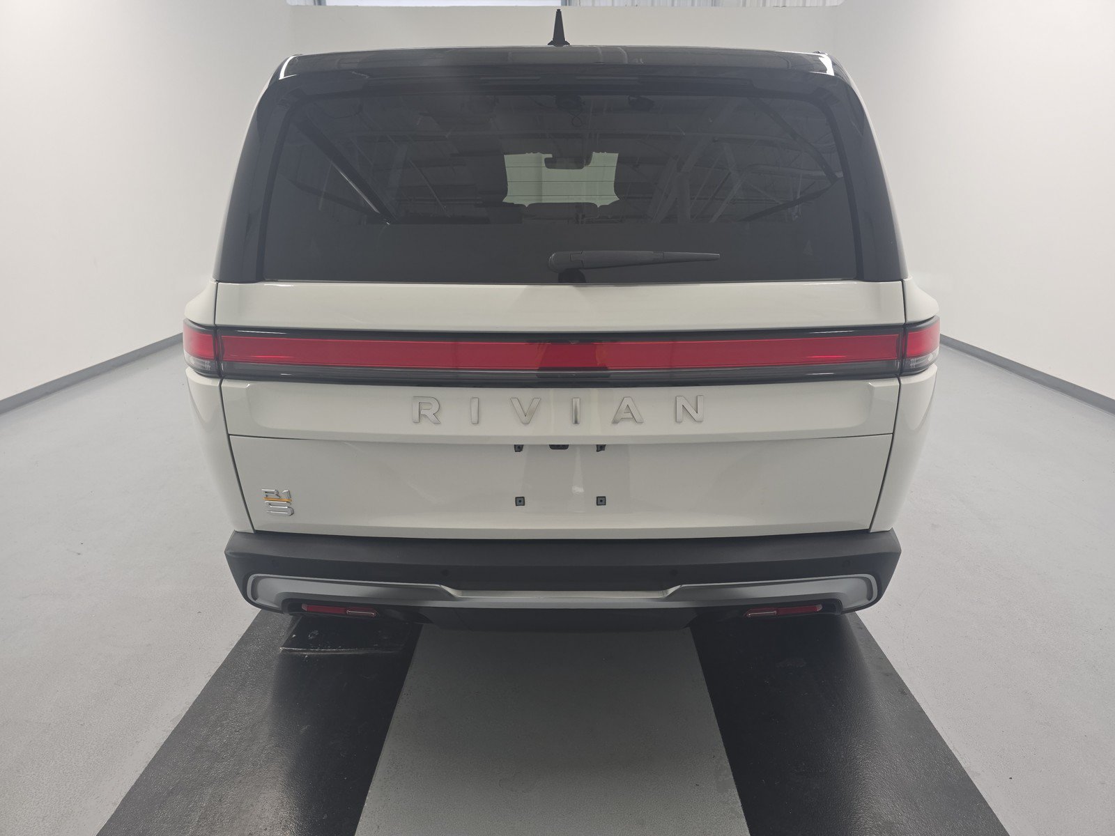 Used 2024 Rivian R1S Adventure AWD/4WD image 4