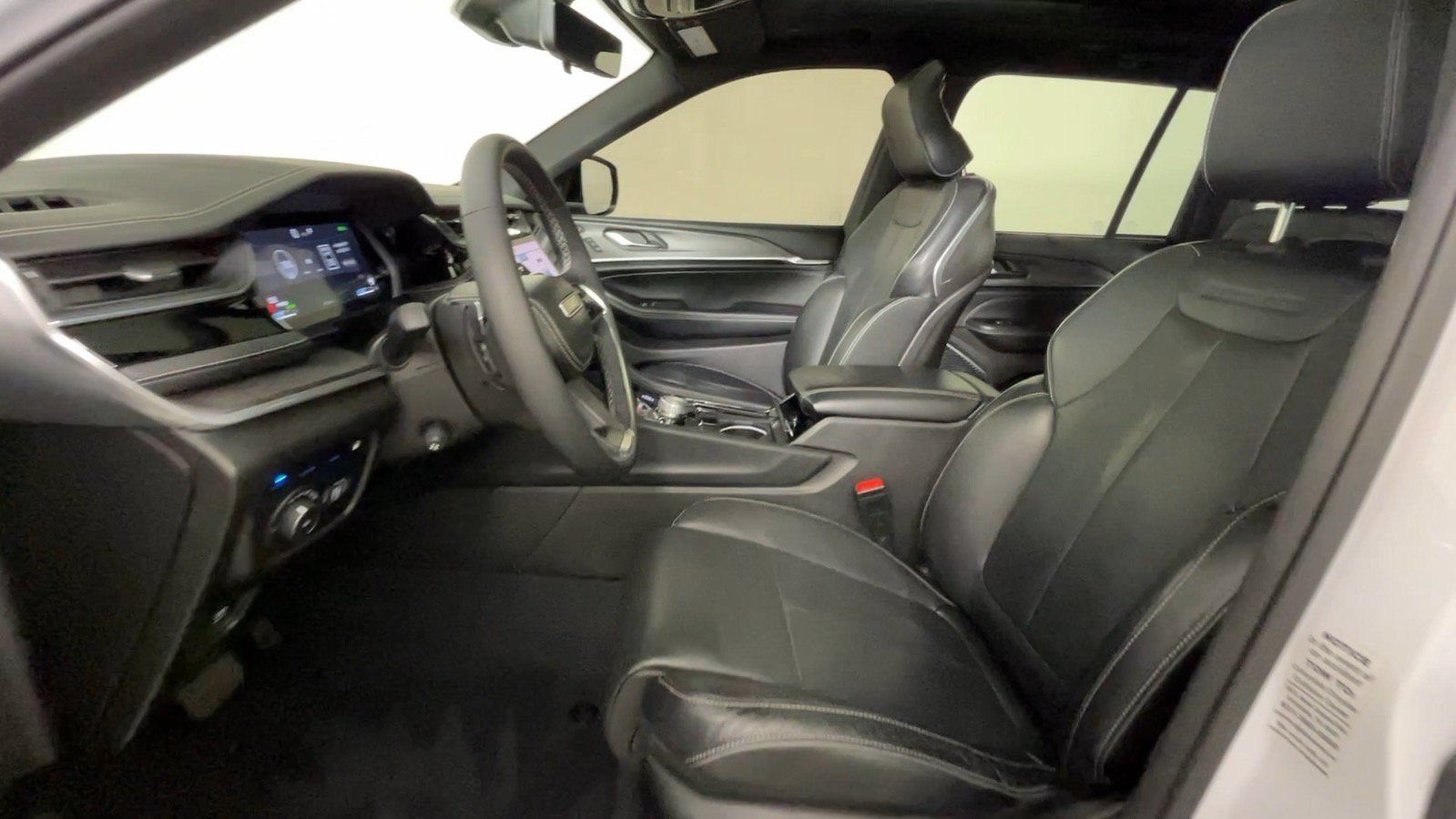 Used 2023 Jeep Grand Cherokee Overland w/ Luxury Tech Group IV AWD/4WD image 19
