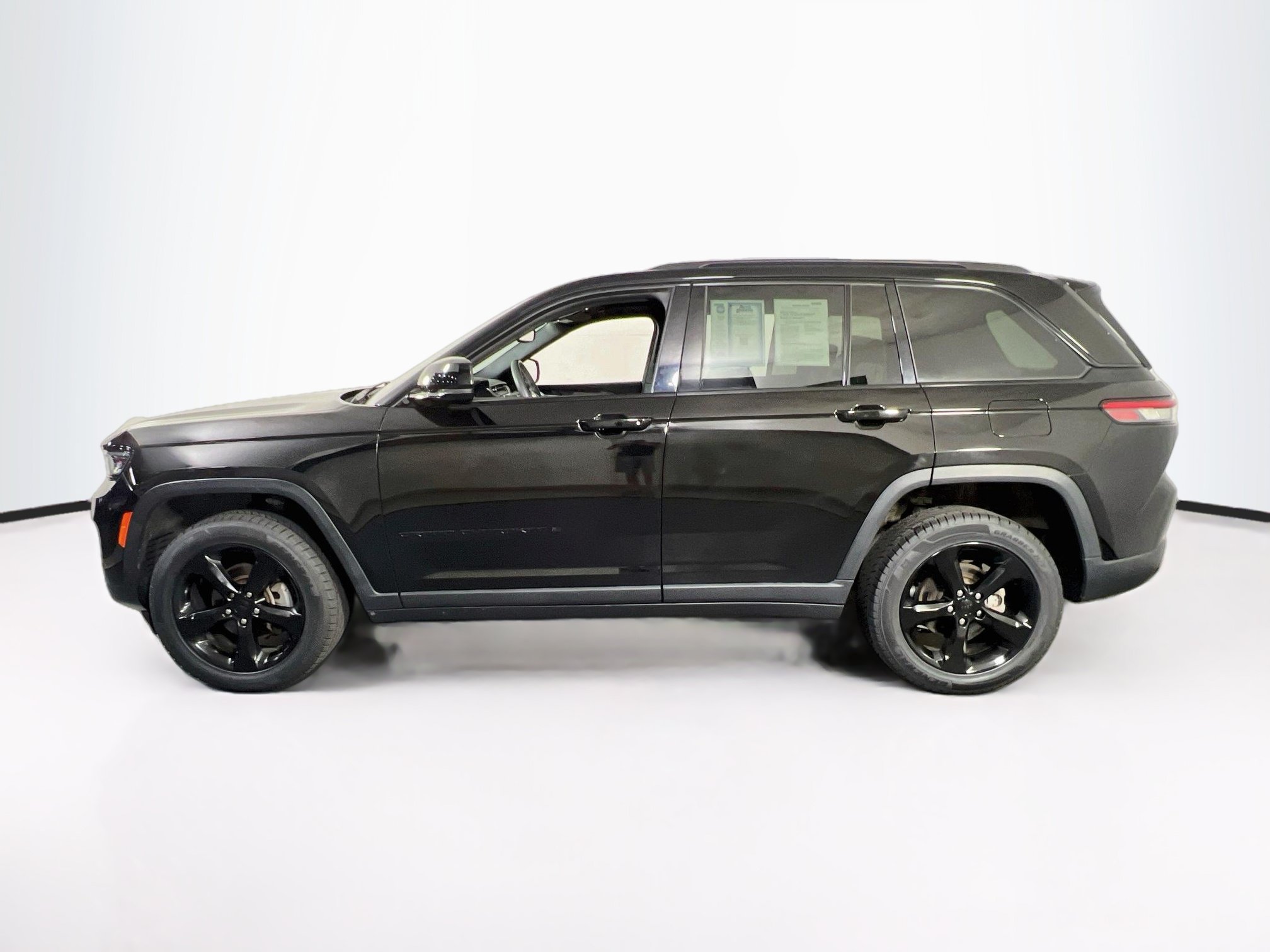 Used 2023 Jeep Grand Cherokee Altitude AWD/4WD image 8