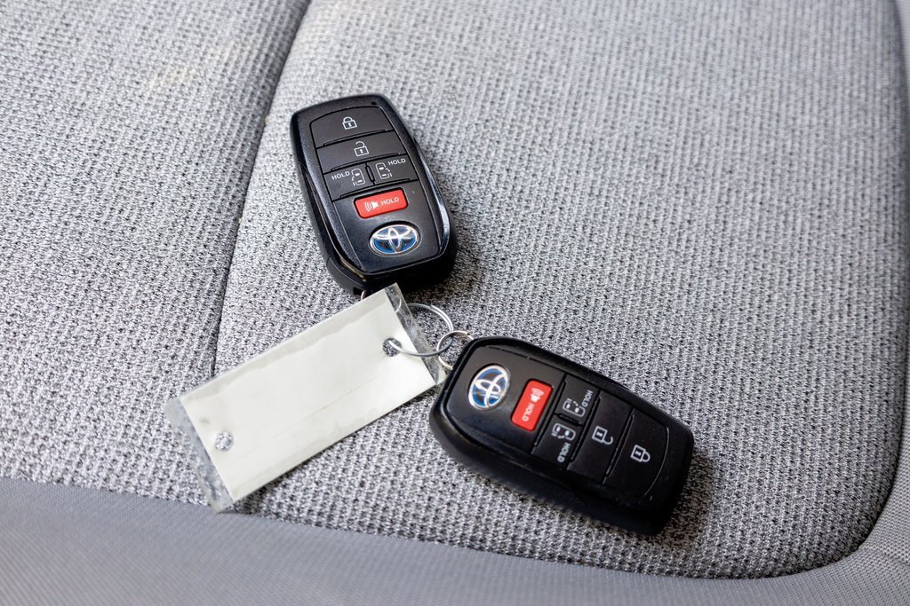 Used 2022 Toyota Sienna LE image 28