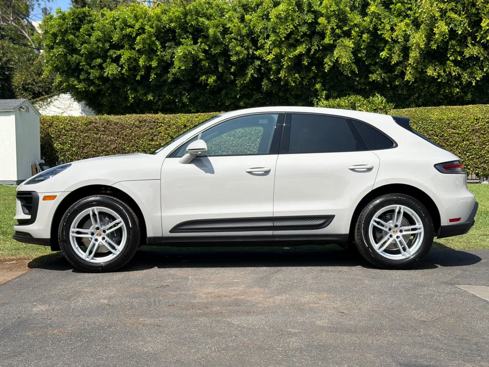 Certified 2025 Porsche Macan AWD/4WD image 2